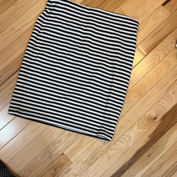 Old Navy Dresses & Skirts - Old Navy Black and White Striped Pencil Skirt